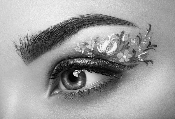 Eye makeup flicka med en blommor — Stockfoto