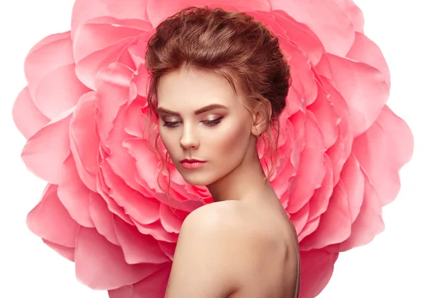 Hermosa mujer en el fondo de una gran flor — Foto de Stock