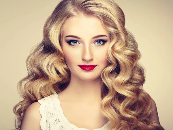 Moda piękny portret młodej kobiety piękne z elegancką fryzurę — Zdjęcie stockowe