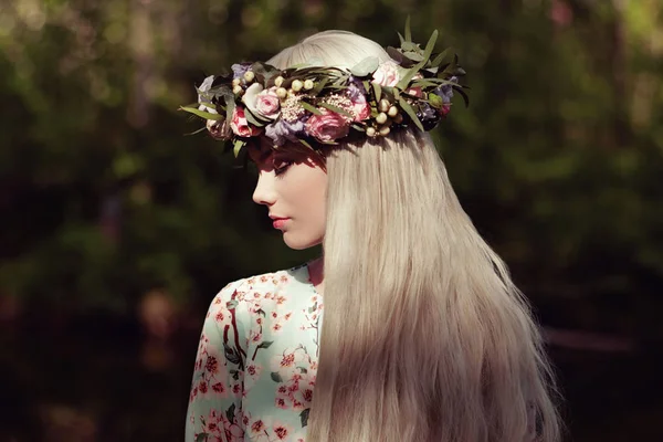 Piękna blond kobieta z kwiatów wieniec na głowę — Zdjęcie stockowe