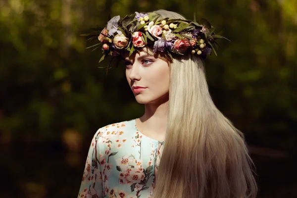 Mooie blonde vrouw met bloem krans op haar hoofd — Stockfoto
