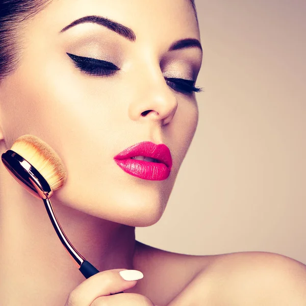 Maquillaje artista aplica skintone con cepillo —  Fotos de Stock