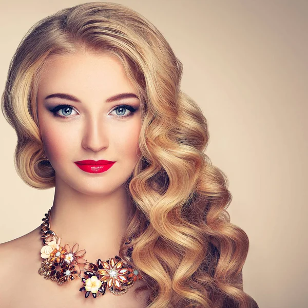 Retrato de moda de jovem mulher bonita com penteado elegante — Fotografia de Stock