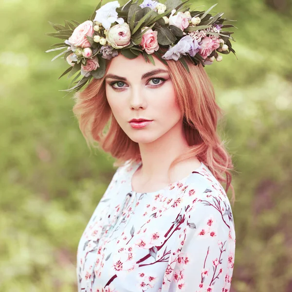 美丽的金发女人与花在她头上的花环 — 图库照片
