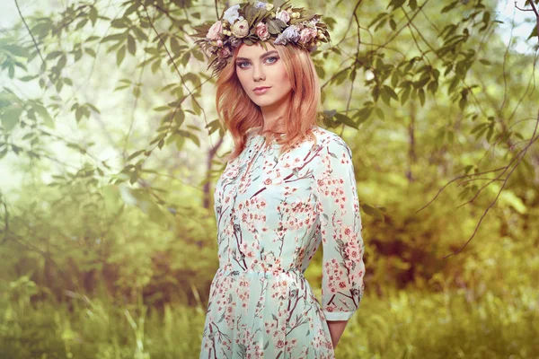 美丽的金发女人与花在她头上的花环 — 图库照片