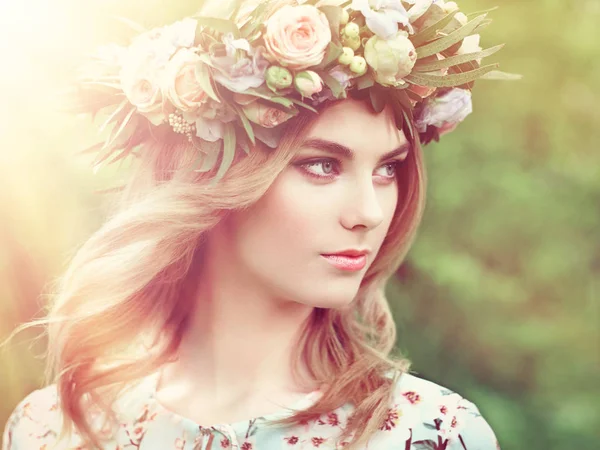 Hermosa mujer rubia con corona de flores en la cabeza — Foto de Stock