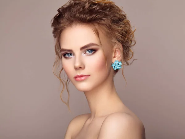 Retrato de moda de jovem mulher bonita com penteado elegante — Fotografia de Stock