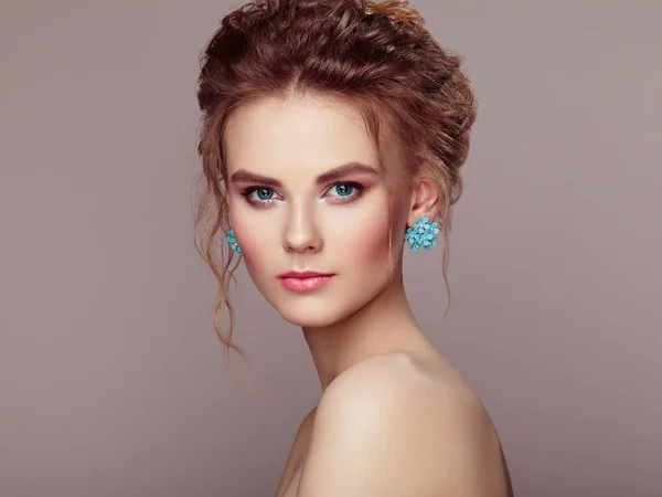 Retrato de moda de jovem mulher bonita com penteado elegante — Fotografia de Stock