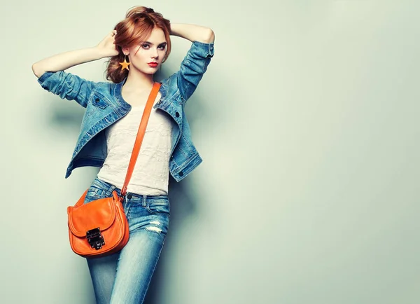 Güzel genç kadın çanta ile moda portre — Stok fotoğraf