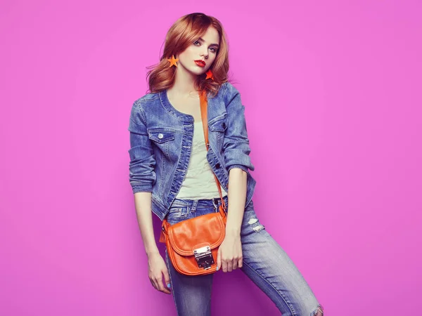 Мода портрет красивой молодой женщины с сумочкой — стоковое фото