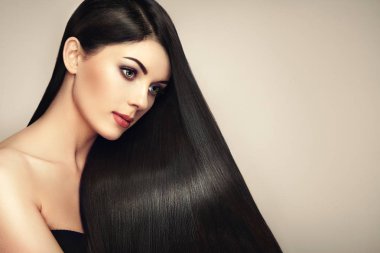 Uzun düz saçlı güzel kadın