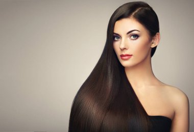 Uzun düz saçlı güzel kadın