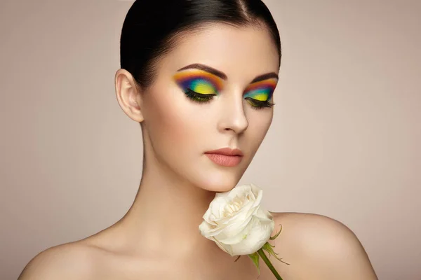 Porträtt av vacker ung kvinna med rainbow make-up — Stockfoto