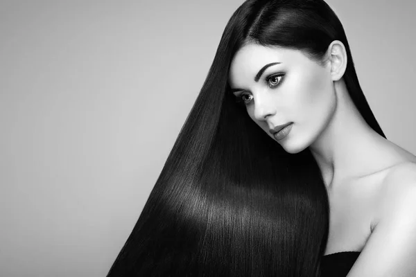 Hermosa mujer con el pelo largo y suave — Foto de Stock