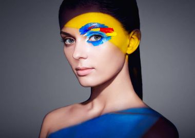 Moda model kadın renkli yüzü boyalı