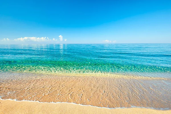 Vista al mar desde la playa tropical con cielo soleado — Foto de Stock