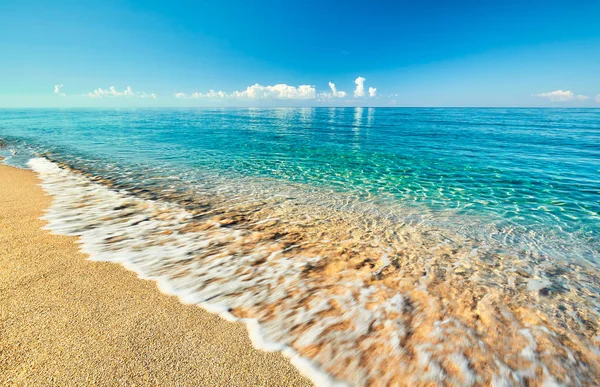 Vista al mar desde la playa tropical con cielo soleado — Foto de Stock