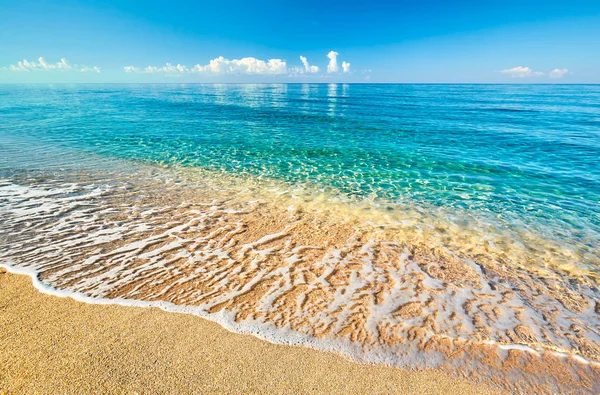 Vista al mar desde la playa tropical con cielo soleado — Foto de Stock