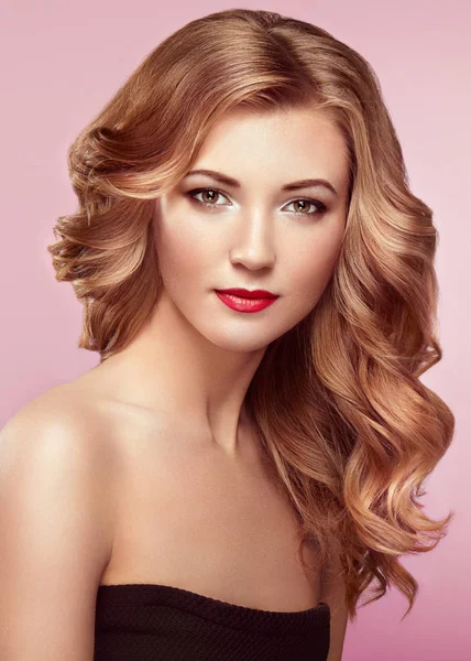 Blond kvinna med långa glänsande vågigt hår — Stockfoto
