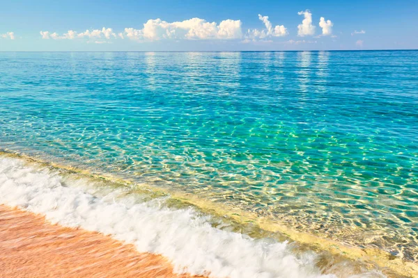 Vista al mar desde la playa tropical con cielo soleado — Foto de Stock
