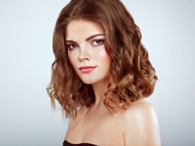 Uzun parlak dalgalı saçlı esmer kadın