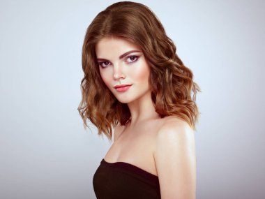 Uzun parlak dalgalı saçlı esmer kadın