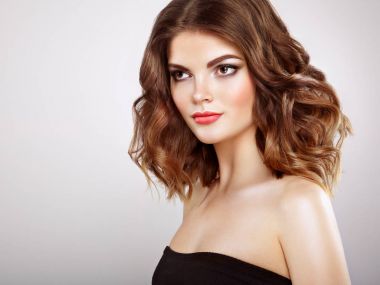 Uzun parlak dalgalı saçlı esmer kadın