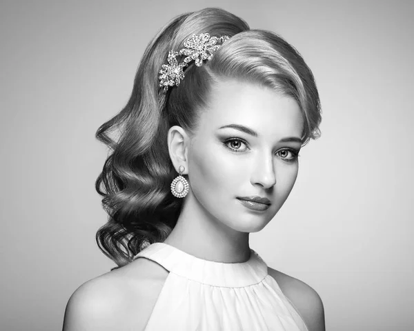 Mode Porträtt av ung vacker kvinna med elegant frisyr — Stockfoto