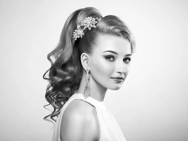 Fashion portrait of young beautiful woman with elegant hairstyle — Stock Photo, Image