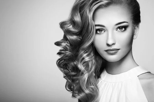 Portrait de mode de jeune belle femme avec une coiffure élégante — Photo