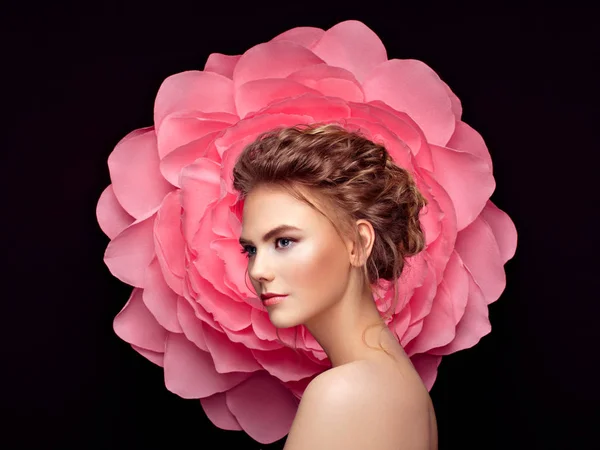 Hermosa mujer en el fondo de una gran flor —  Fotos de Stock