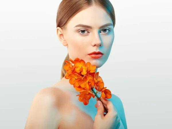 Retrato de bela jovem com orquídea — Fotografia de Stock