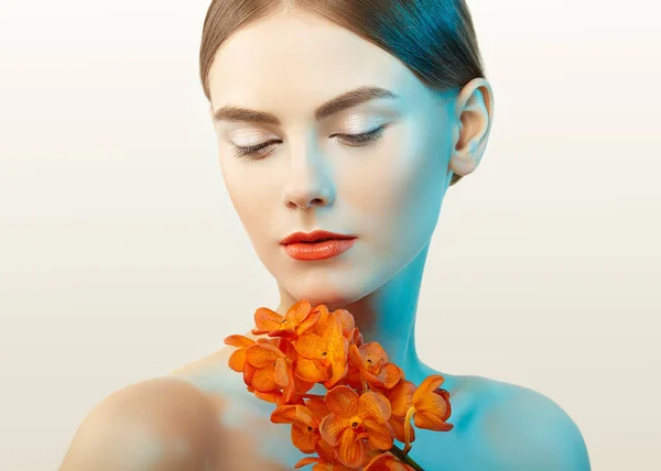 Retrato de hermosa joven con orquídea —  Fotos de Stock