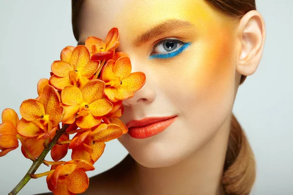 Retrato de bela jovem com orquídea — Fotografia de Stock