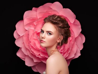 Arka planda büyük bir çiçek güzel kadın