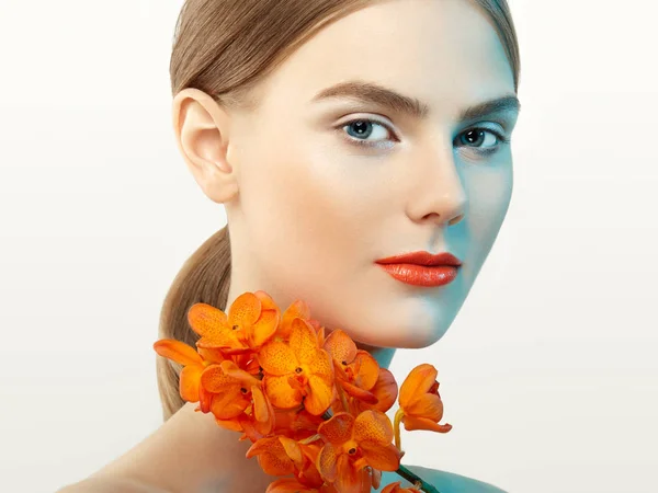 Retrato de hermosa joven con orquídea — Foto de Stock