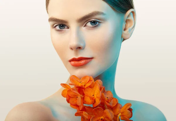 Retrato de hermosa joven con orquídea — Foto de Stock