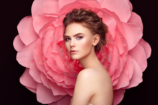 Szép nő, a háttérben egy nagy virág — Stock Fotó