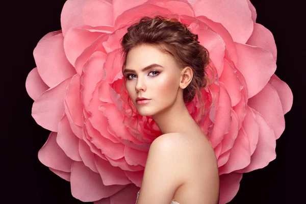 Hermosa mujer en el fondo de una gran flor — Foto de Stock