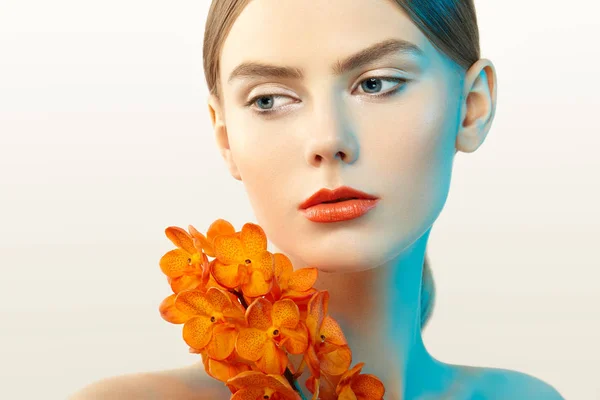 Retrato de hermosa joven con orquídea — Foto de Stock