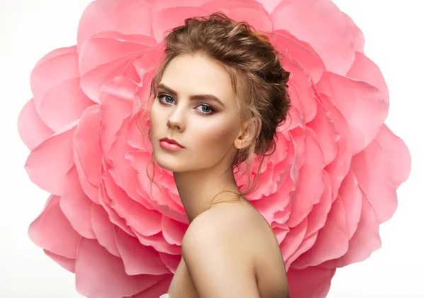大輪の花の背景に美しい女性 — ストック写真