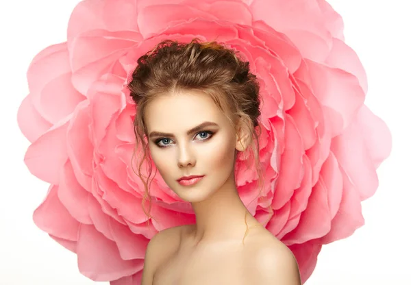 Hermosa mujer en el fondo de una gran flor — Foto de Stock