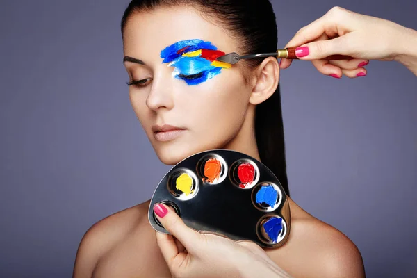 Makeupartist gäller färgglad makeup — Stockfoto
