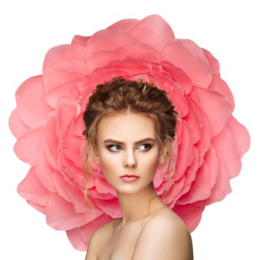 Arka planda büyük bir çiçek güzel kadın