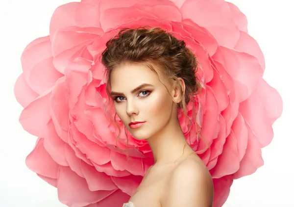 Hermosa mujer en el fondo de una gran flor — Foto de Stock