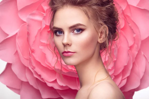 Hermosa mujer en el fondo de una gran flor — Foto de Stock