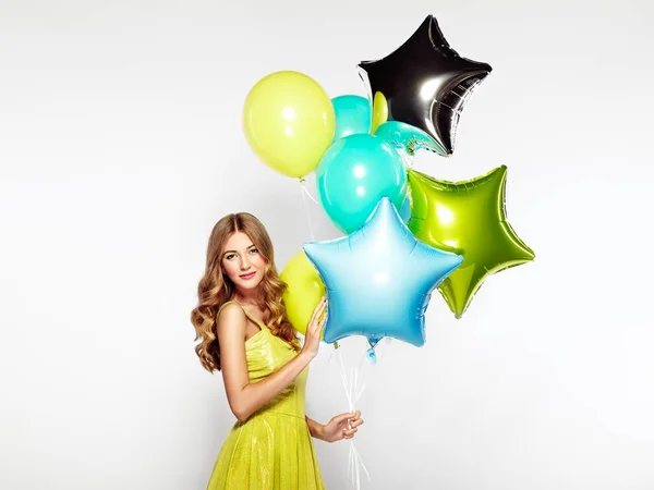 Hermosa mujer joven con globos de colores — Foto de Stock