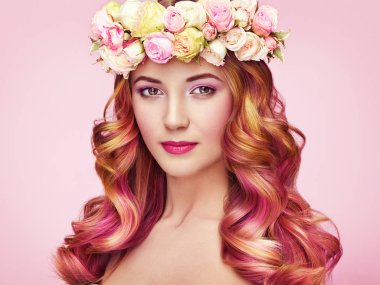 Güzellik moda model renkli boyalı saçlı kız