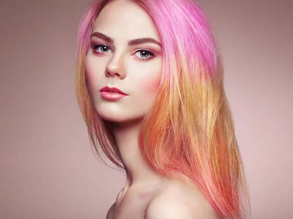 Menina modelo de moda de beleza com cabelo colorido tingido — Fotografia de Stock