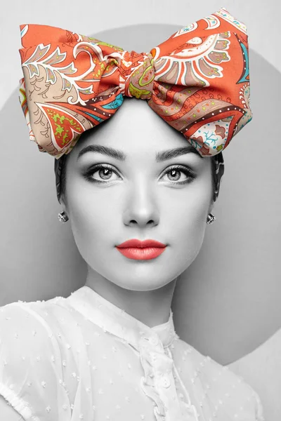 Ritratto di bella giovane donna con fiocco — Foto Stock
